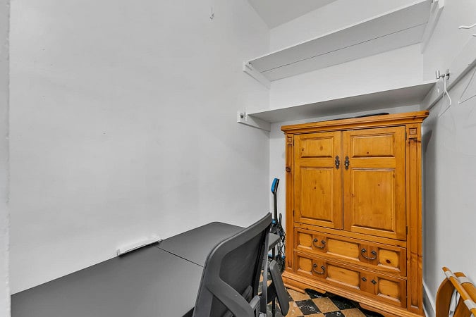 Table and business chair for online work.