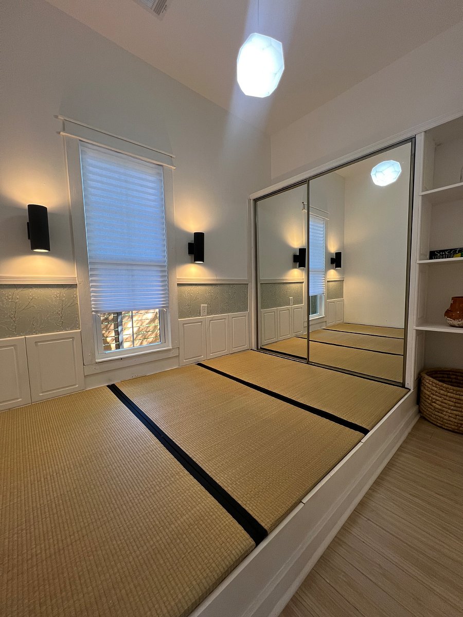 Japanese tatami / yoga / stretching room.
Please no shoes / food / drinks in this room. Just enjoy the tranquility. :)