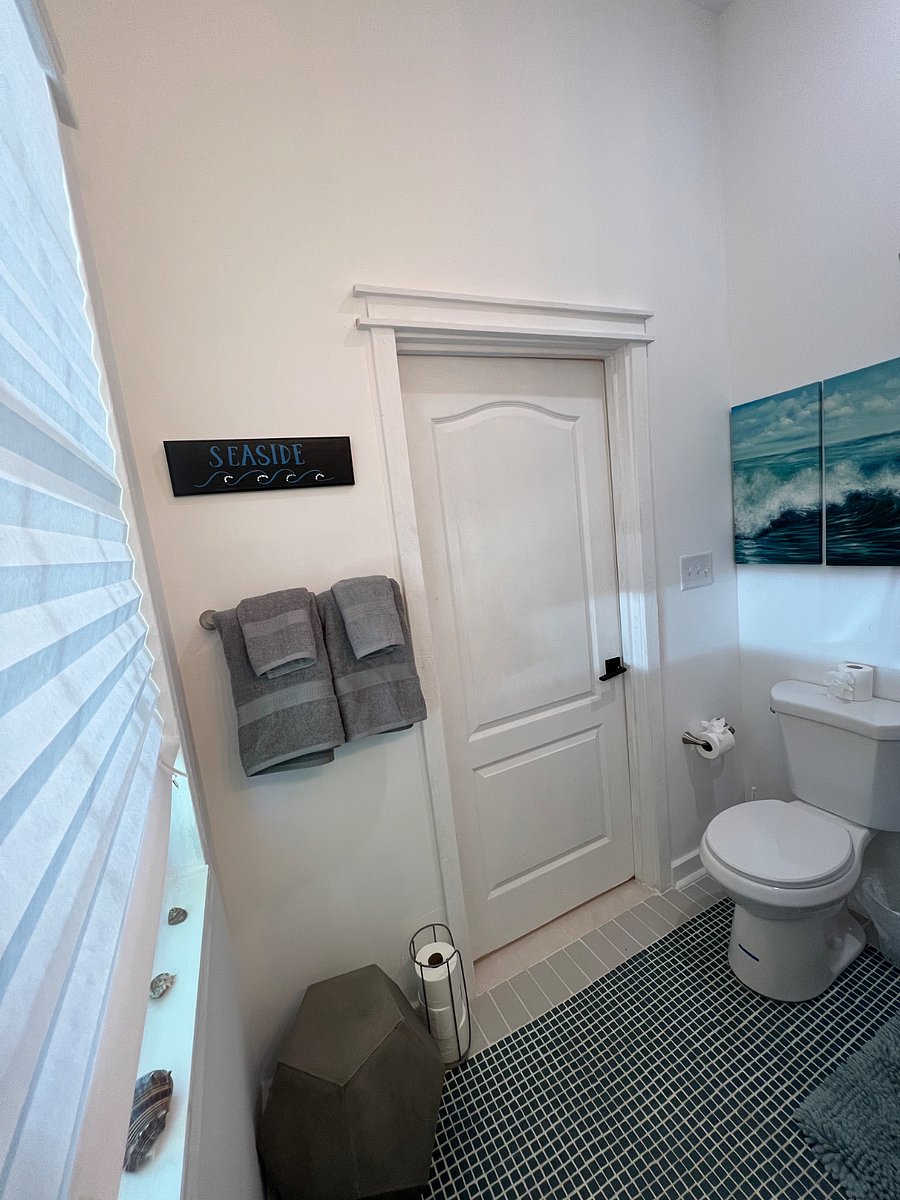 Your private bathroom with shampoo, soap, towels, toilet paper etc.
