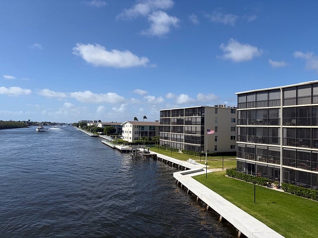 Building on the left, 4th floor on the left end