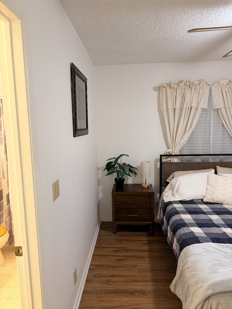 Entrance to second bedroom and bathroom