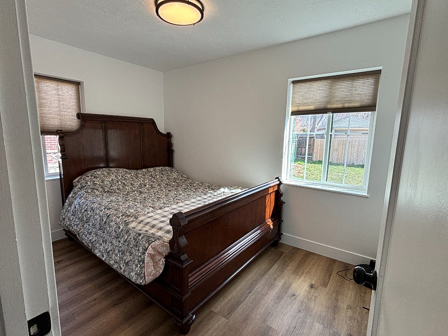 2nd bedroom upstairs with queen bed