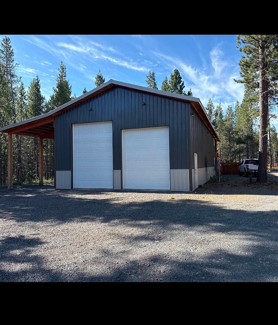 The front of building , its the shop part. Can use half of it,also theres the the bay on the side.. Apt side is up by white rig and fence