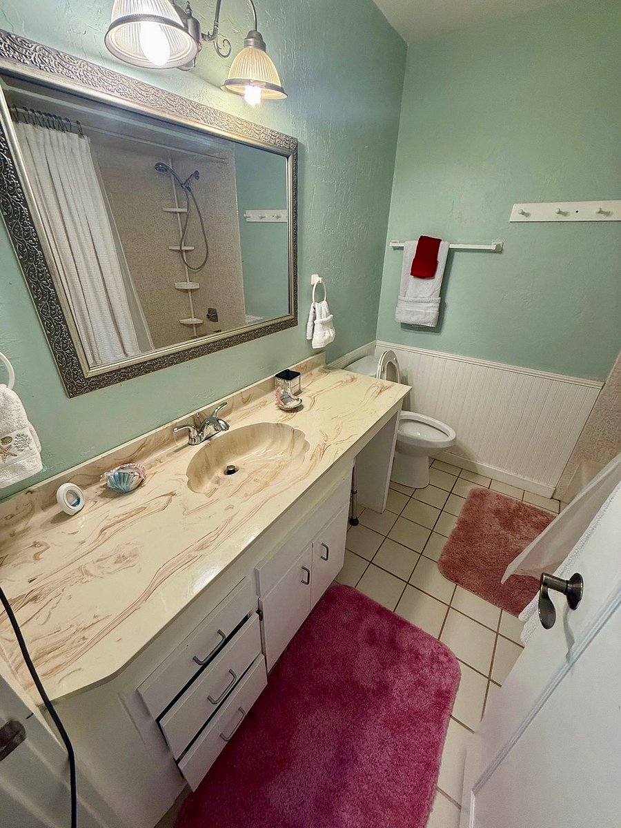 Full bathroom (hallway entry)