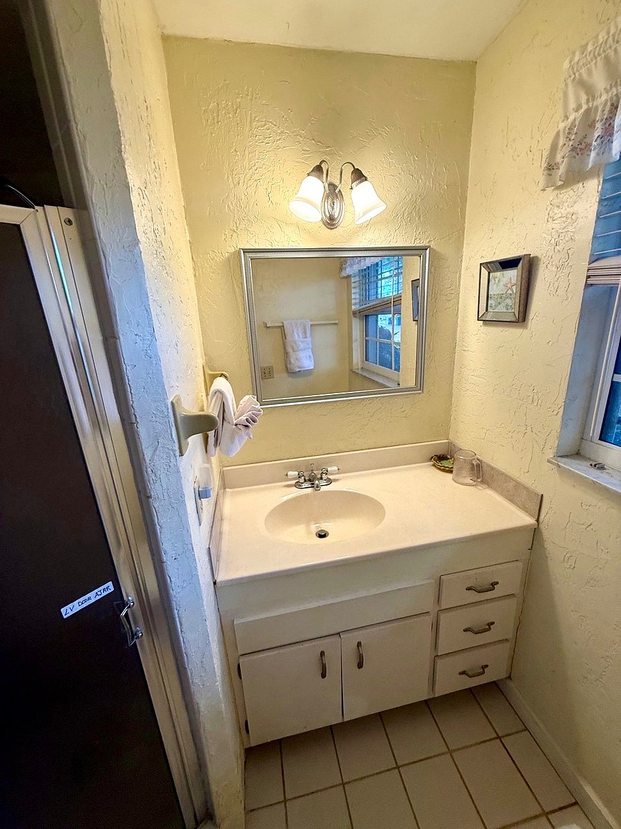 Master en-suite 3/4 bath