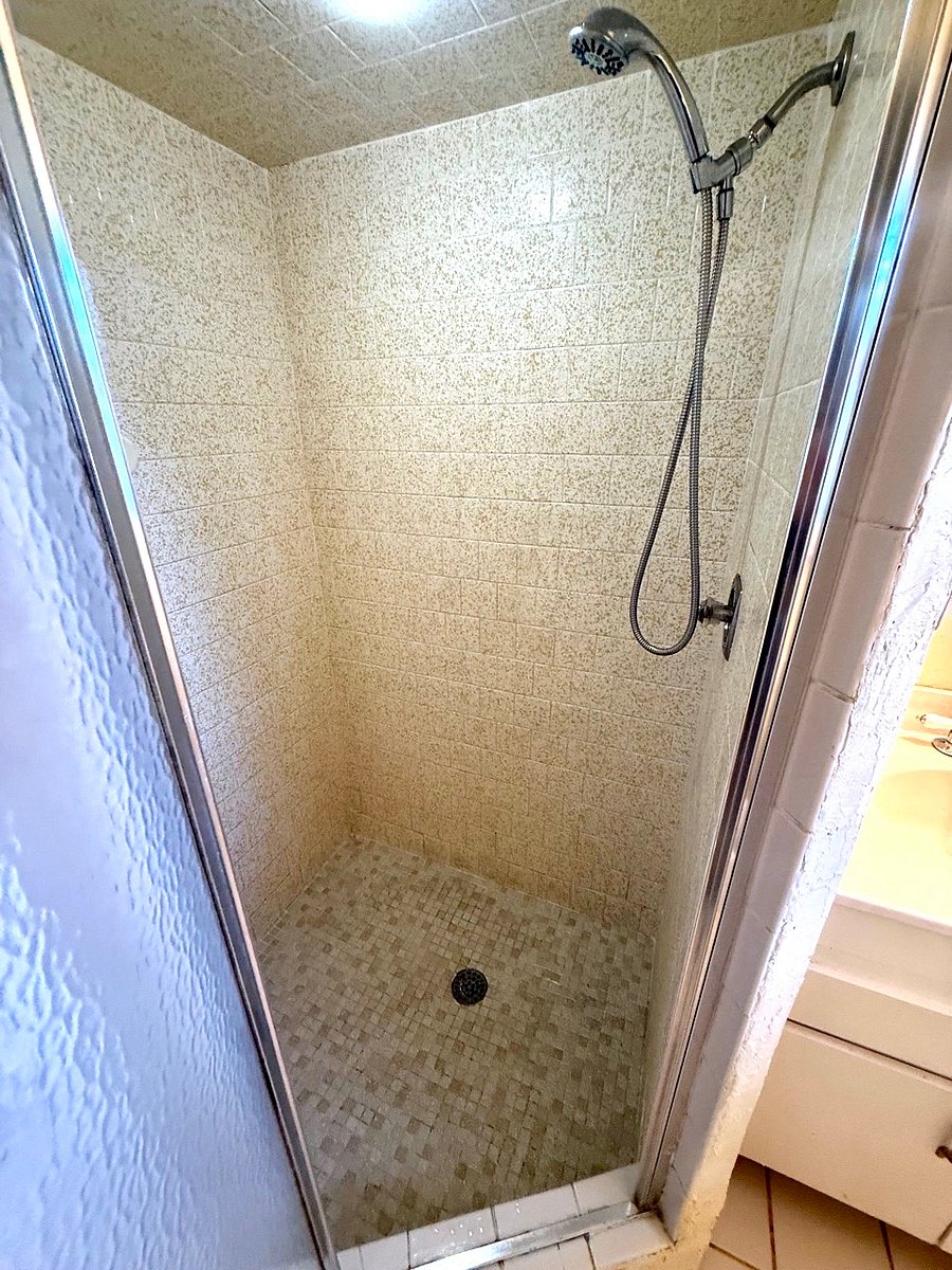 Master en-suite 3/4 bath
