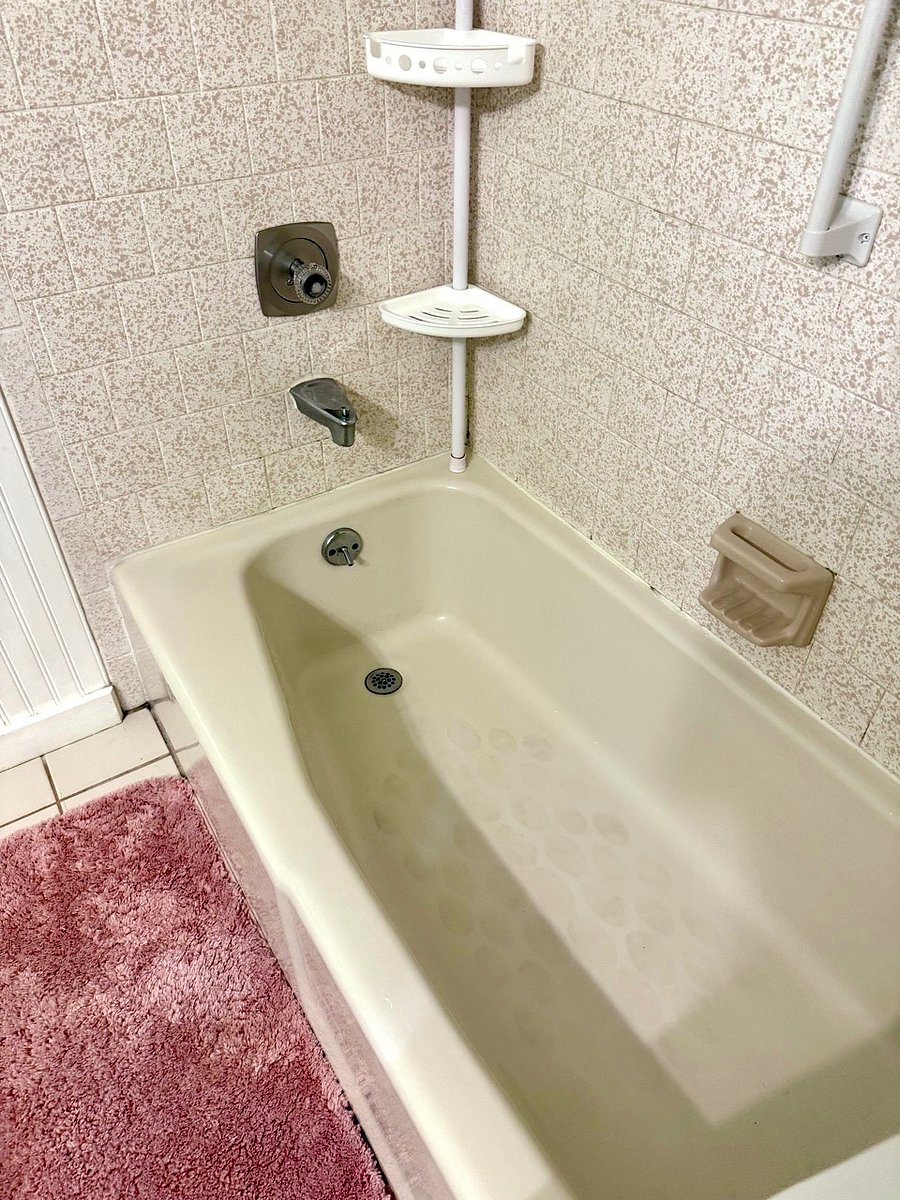 bathtub/shower of full bathroom