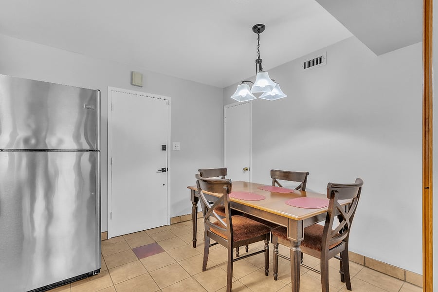 Eat-in kitchen