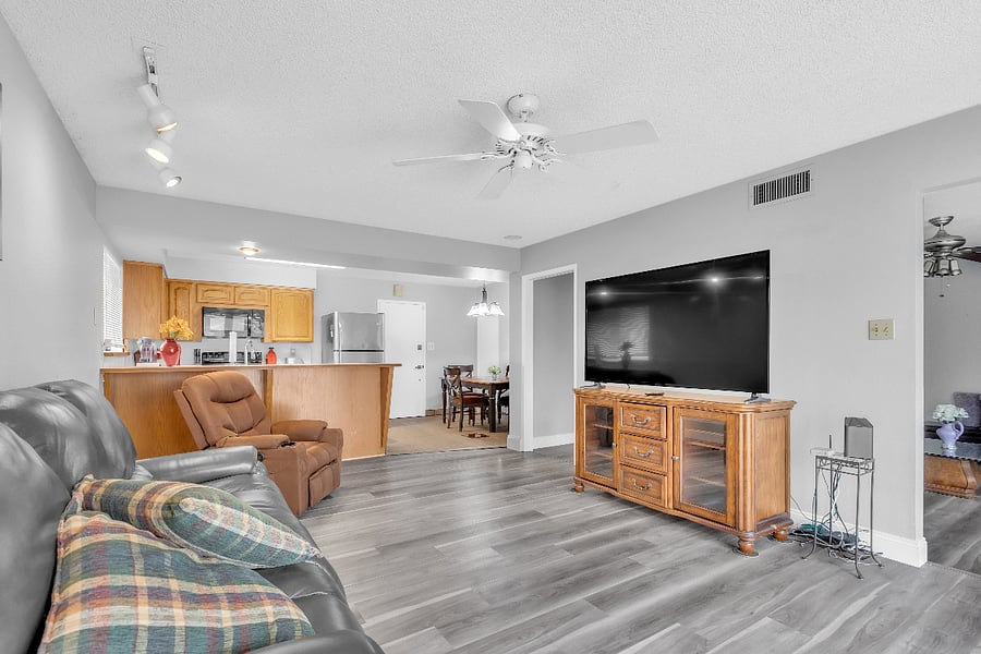 Living room. Kitchen. Eat-in kitchen