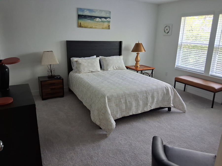 Master bedroom with en-suite bathroom and wall mounted TV (picture 1)