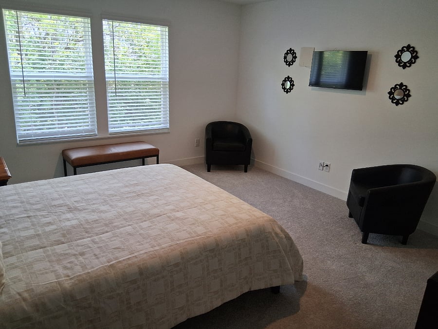 Master bedroom with en-suite bathroom and wall mounted TV (picture 2)