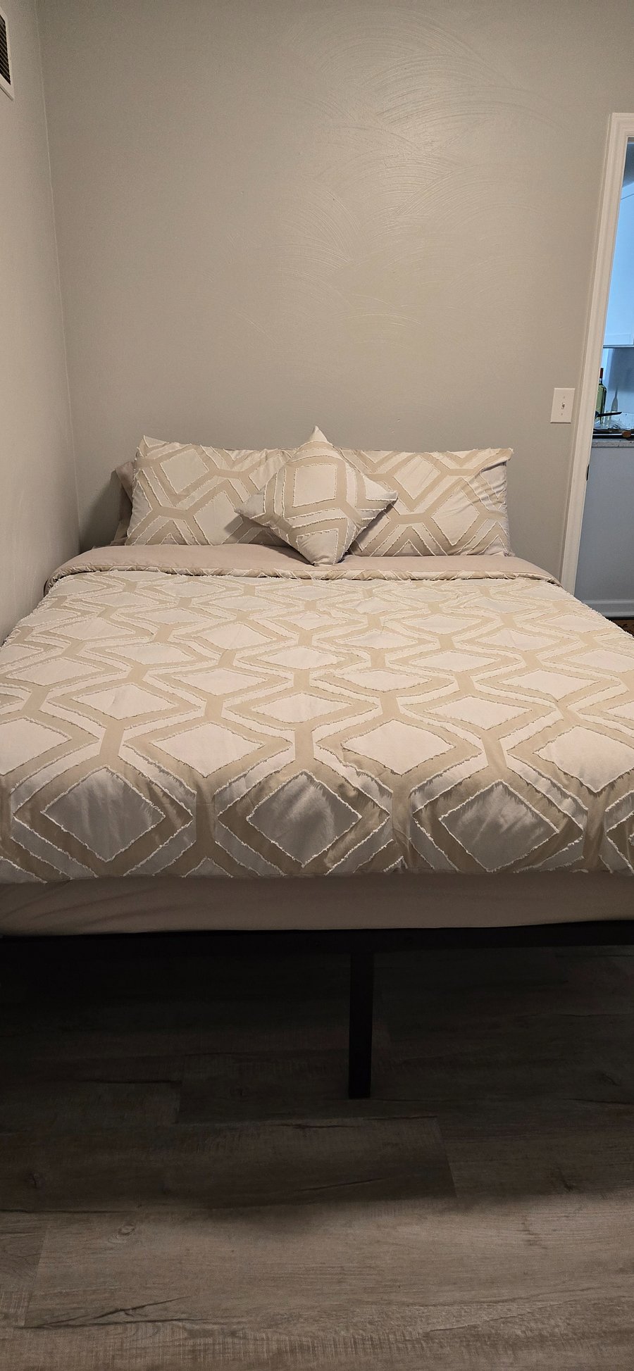 2nd Bedroom, Queen Bed