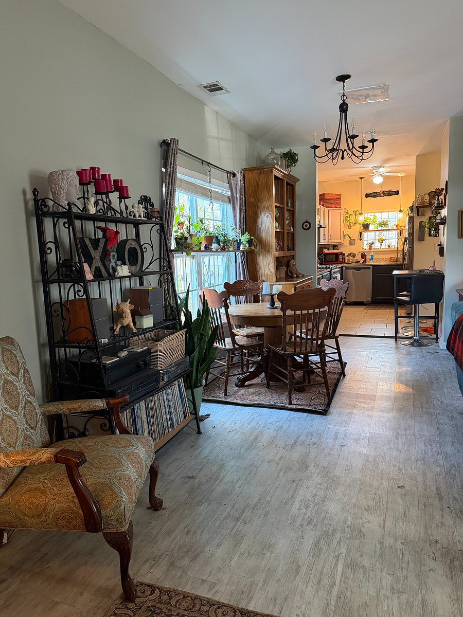 Dining room into kitchen