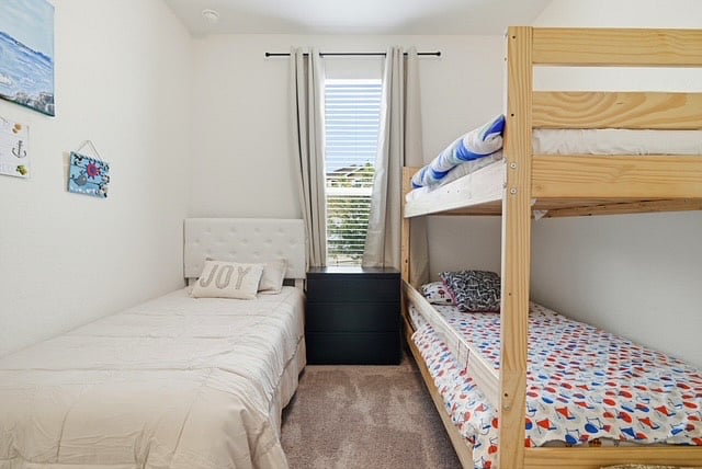 Kids room with twin bed and 2 bill bed.