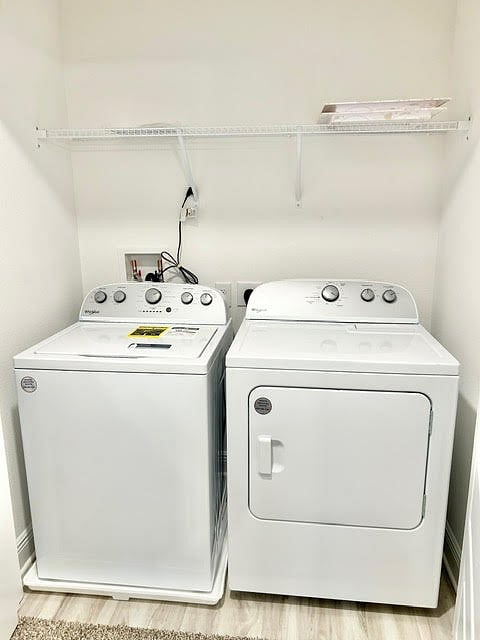 Full size clothes washer and drying machine.