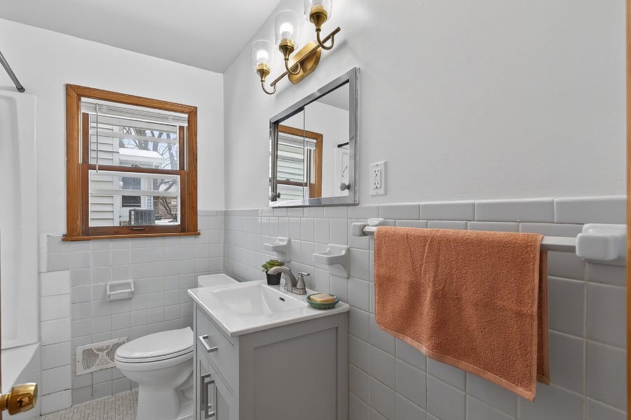 Full bathroom located between the bedrooms!
