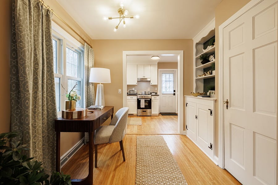 Transition from Livingroom to Kitchen