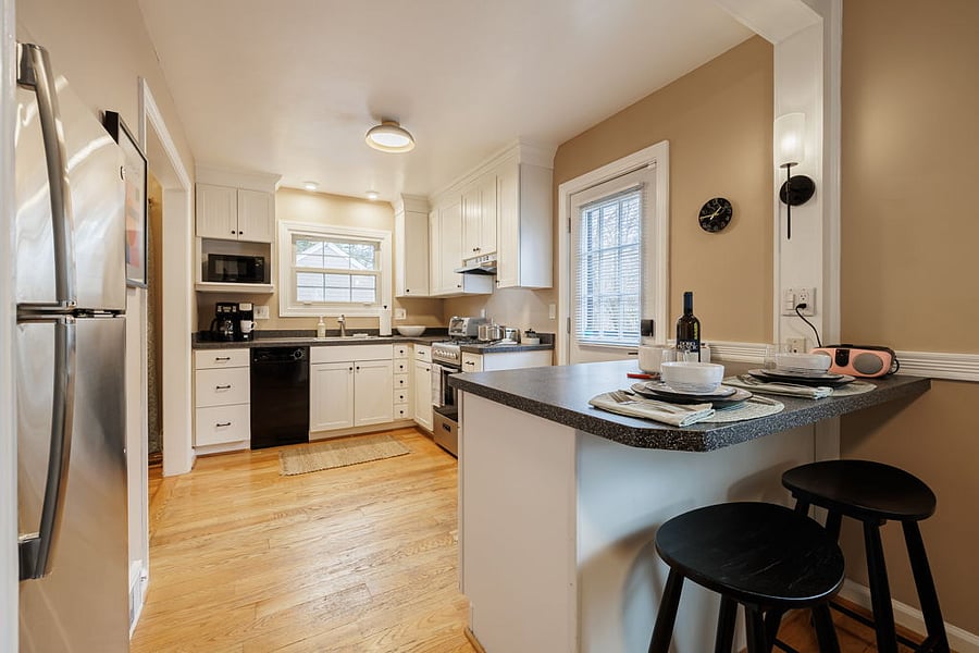 Kitchen breakfast bar