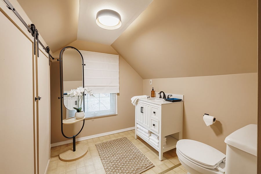 2nd Floor 1/2 Bathroom