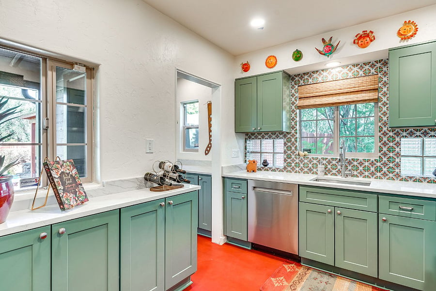 Fully equippedHi kitchen with EVERYTHING you could possibly need in a kitchen! Come one, make a nice meal and enjoy!