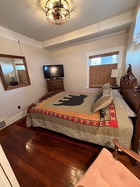 Main Bedroom Queen