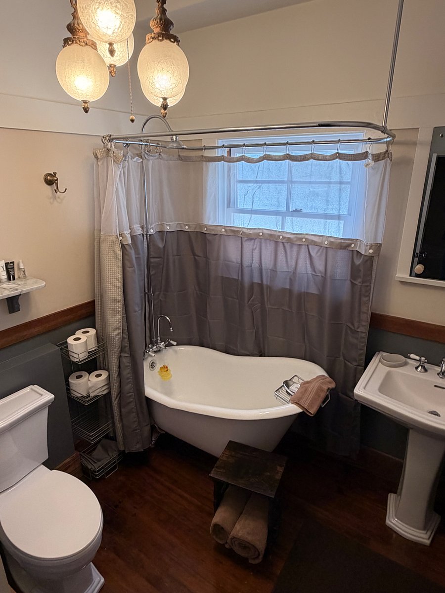 Guest bathroom 2