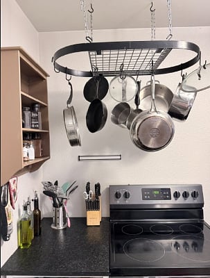 Kitchen: commonly used pots & pans