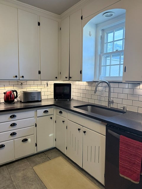 Kitchen: microwave, coffee machine, hot water, & dishwasher