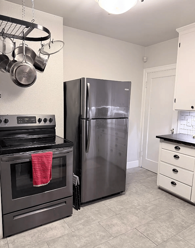 Kitchen: full-sized stove & fridge
