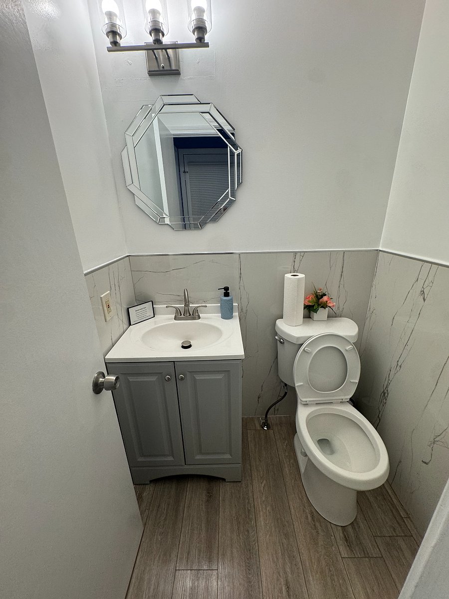 1st floor 1/2 bath