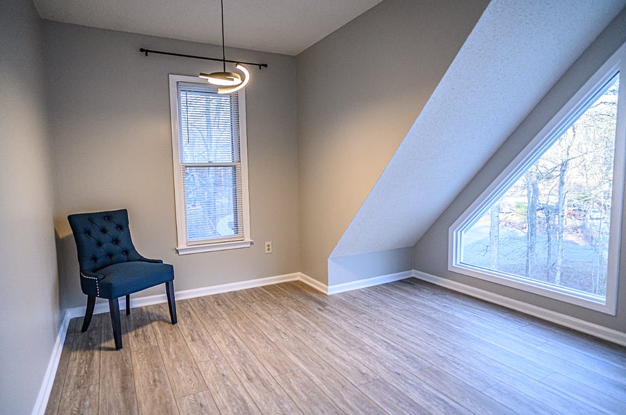 Office area 2nd floor/ desk included