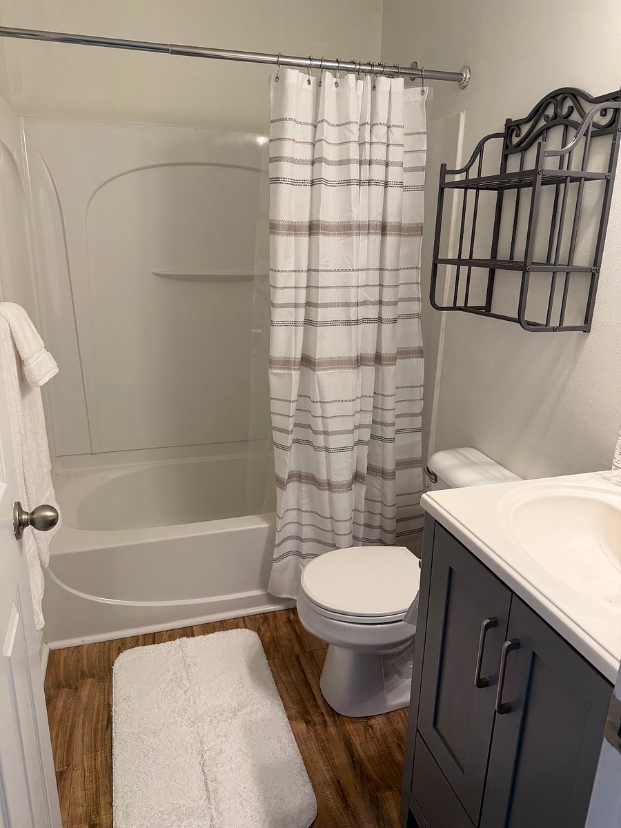 SHARED BATHROOM FOR BEDROOM 2&3 