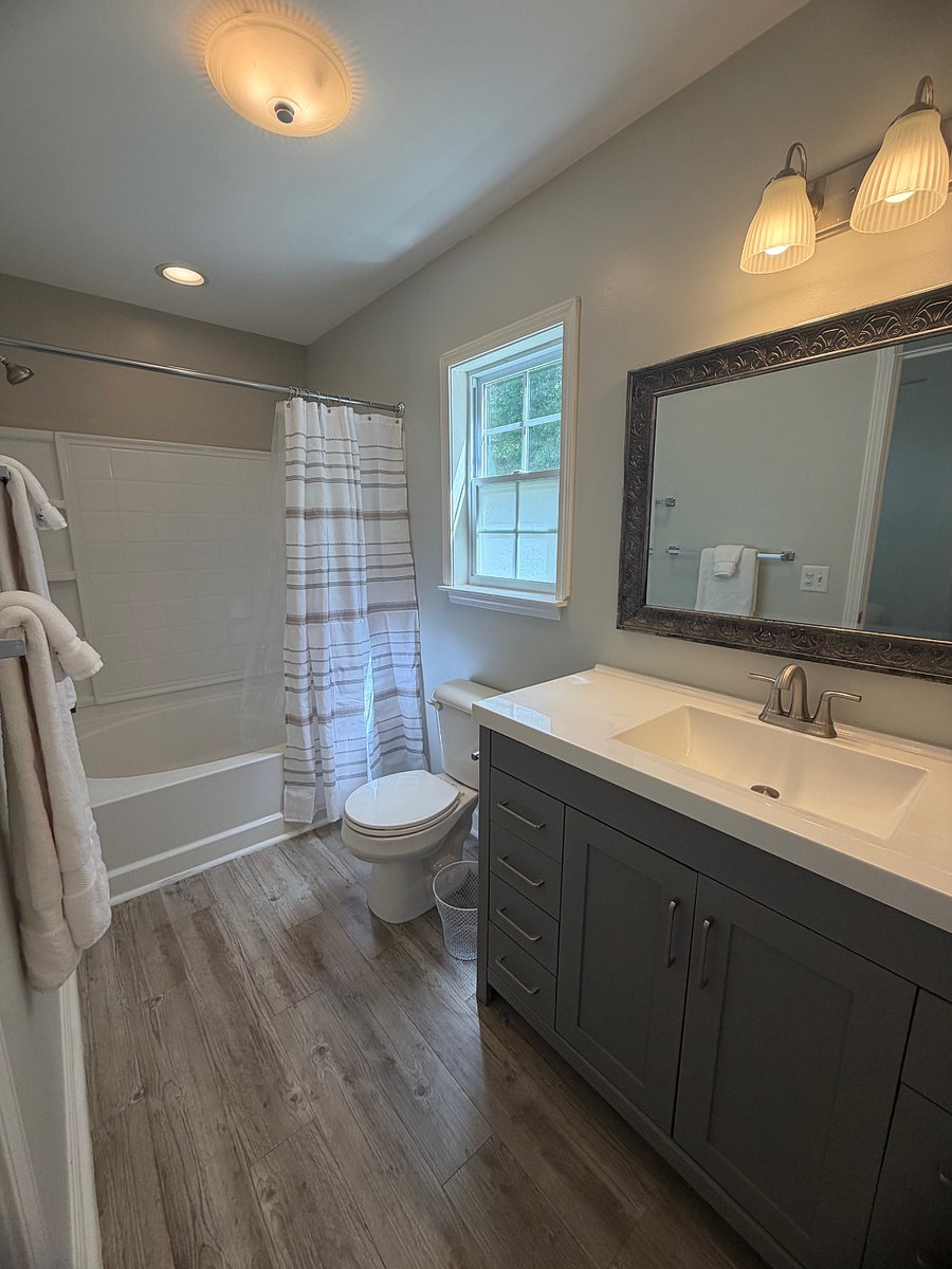MAIN BATHROOM