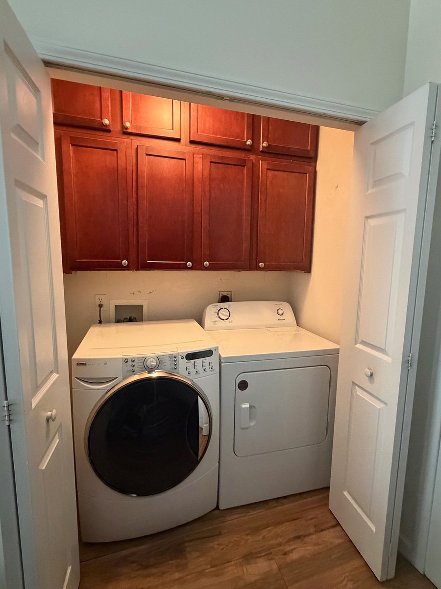 LAUNDRY CLOSET
