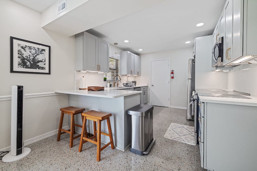 Kitchen with breakfast bar