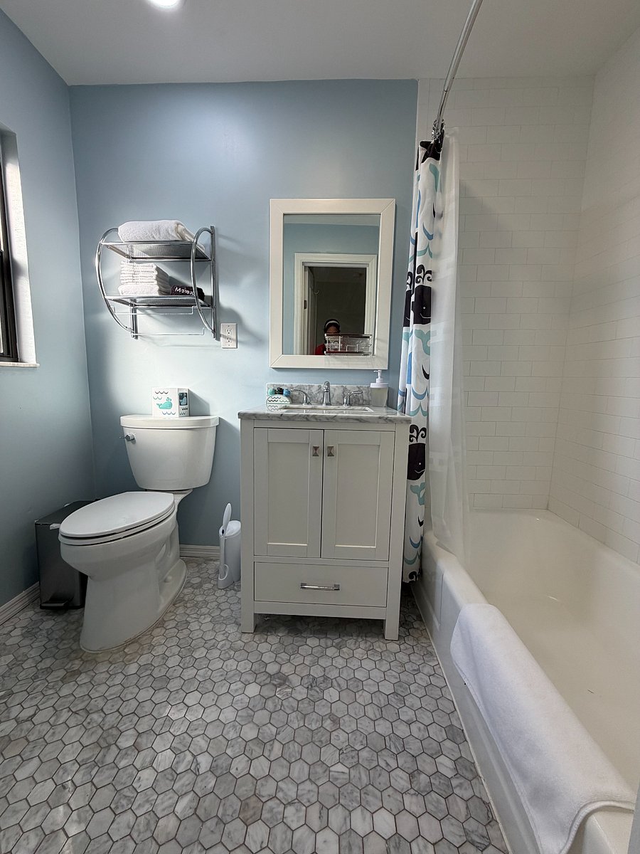 Upstairs hall bathroom. This is what bedroom #1 has access to. 