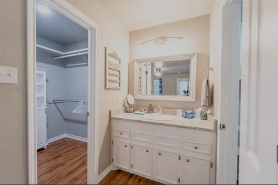 Master Bath w/ Walk-in Closet