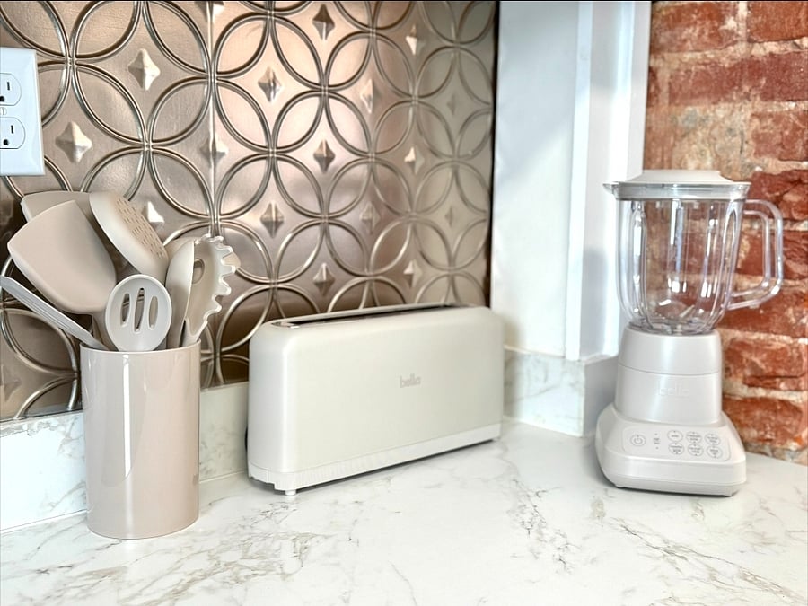 Large, full kitchen with everything you need to cook and bake.
New toaster, blender, coffee maker, air fryer, and small crockpot.