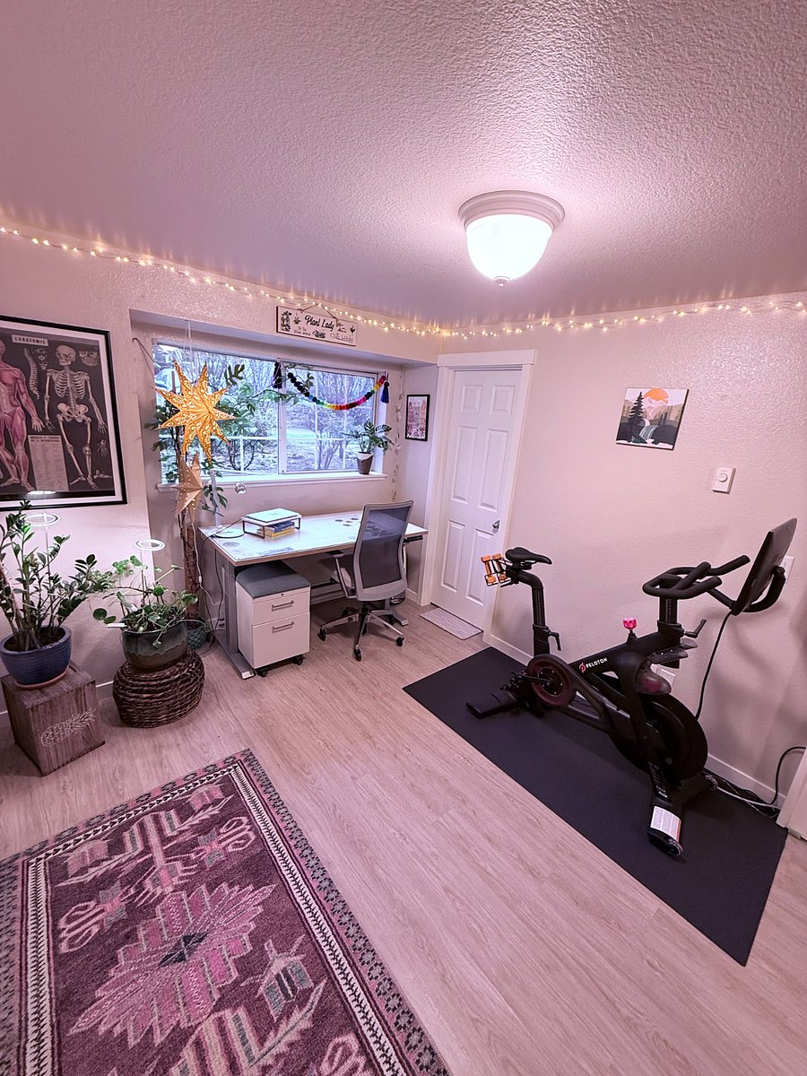 office with workspace and good light!