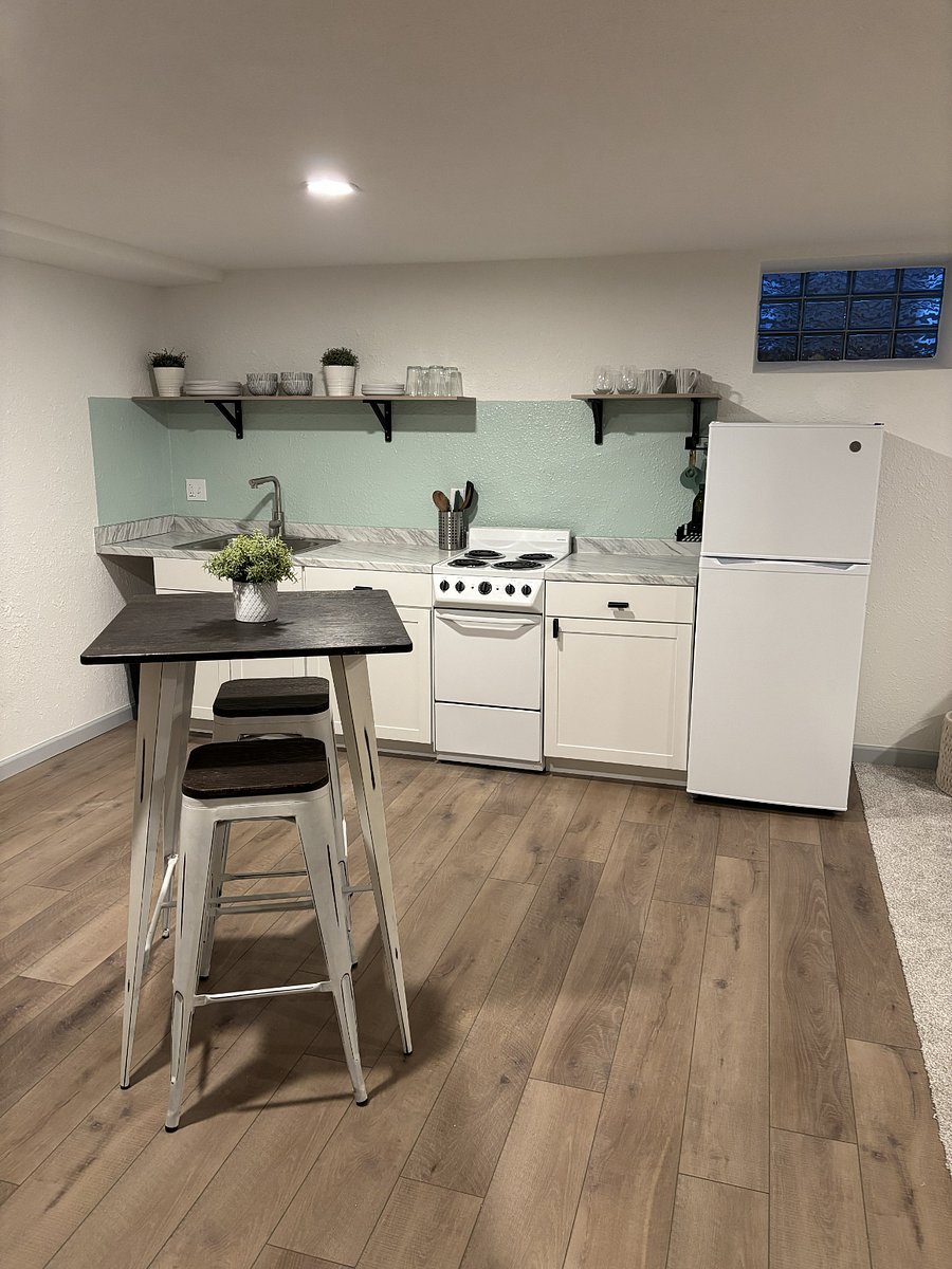 full kitchen with basics supplied