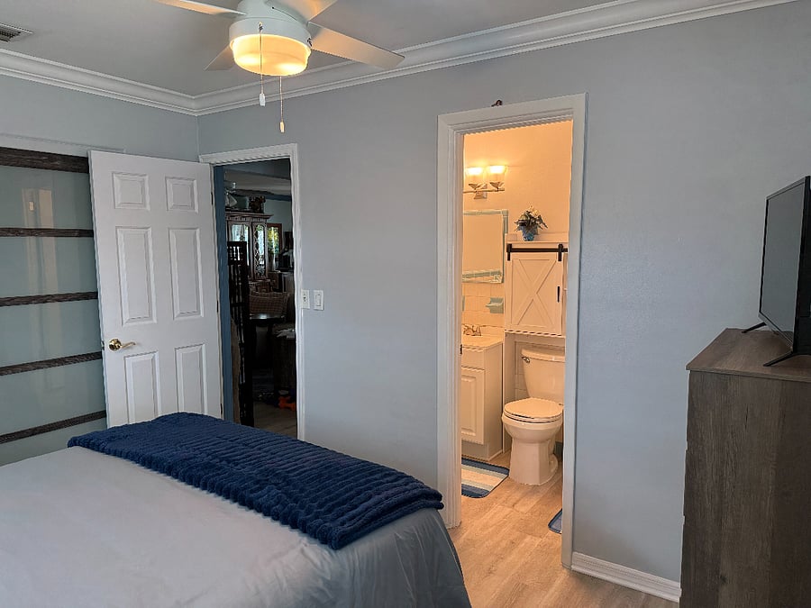 Private queen bedroom with en-suite bath access