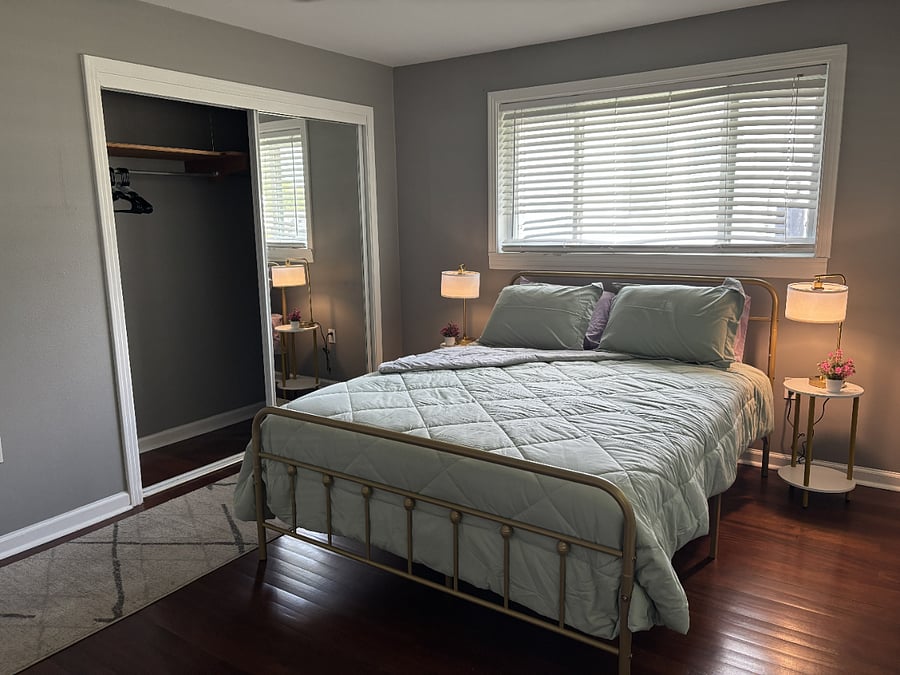Primary bedroom; Q bed; full mirrors; lots of natural light; large closetPri