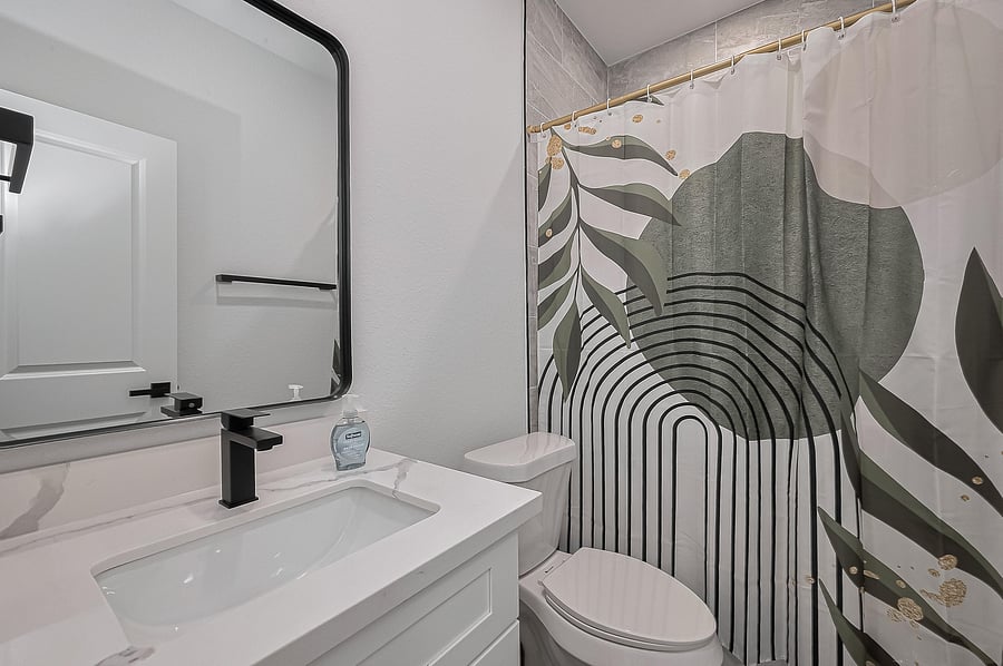 The Kahlo's Private Ensuite Bathroom.