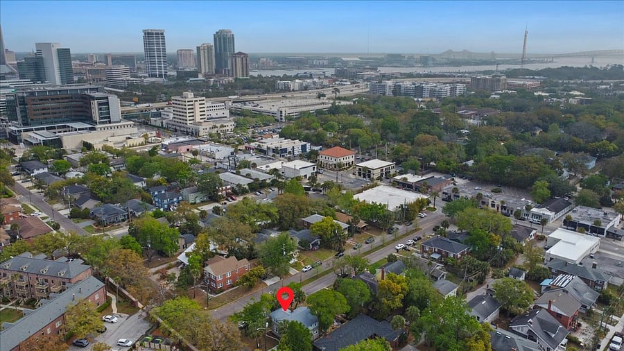 Close to major hospitals and 5 minutes from Downtown Jacksonville
