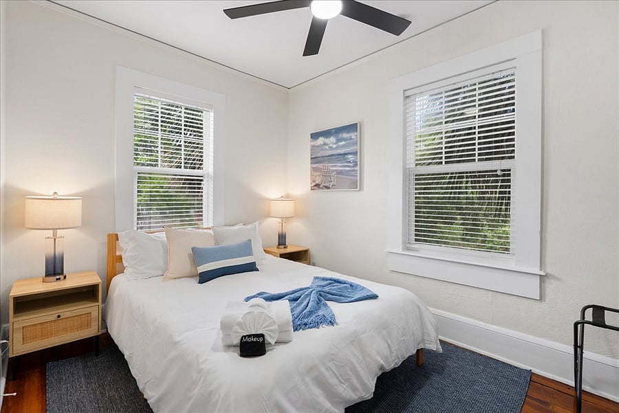 2nd bedroom with Queen bed