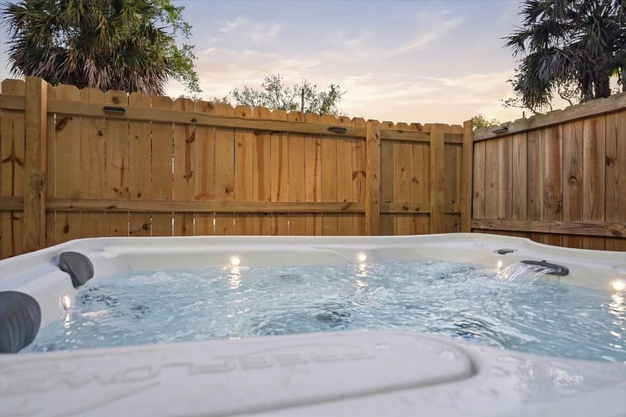 4-seater hot tub