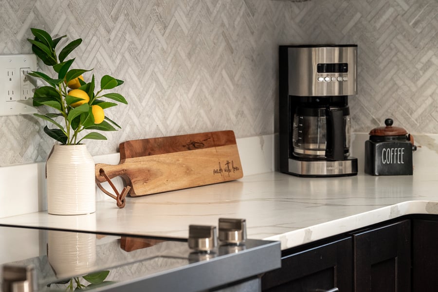 Small Appliances to include coffee pot, toaster, tea kettle, blender, grider, & foundue set.