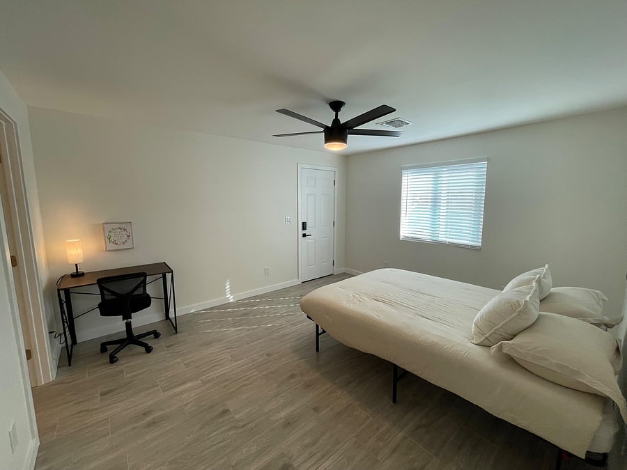 Oversized room with Queen Bed
