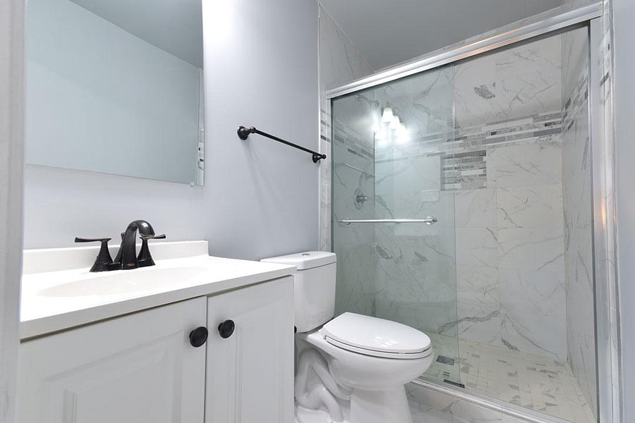 Private Bathroom for Lincoln Bedroom