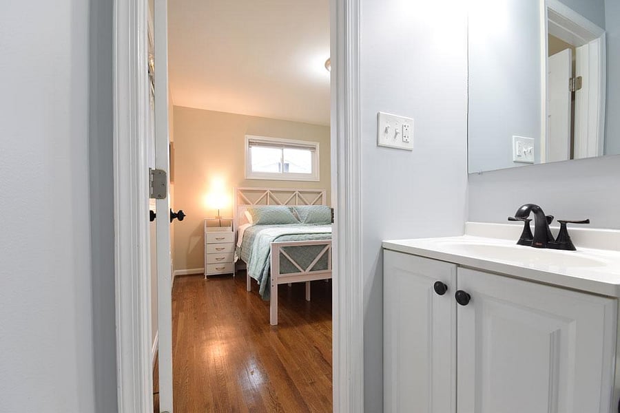 Private Bathroom for Lincoln Bedroom